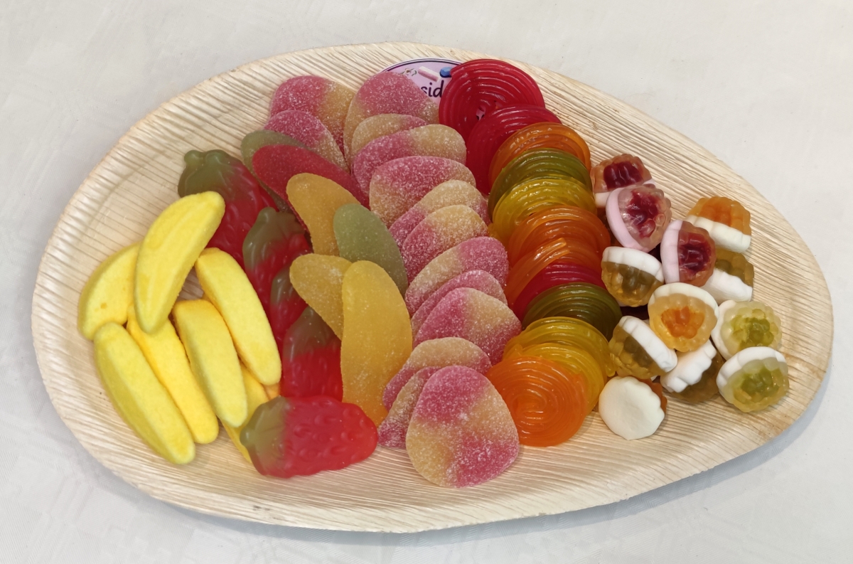 Auch unsere mittelgroße Partyplatte kommt auf einer Platte aus Palmblatt zu Ihnen. Extra lecker und auch ein Augenschmaus. Perfekt für ihren Einstand oder Ausstand in ihrer Arbeit oder für Party und Firmenfeier. Unsere mittelgroße Süßigkeitenplatte auf P Auch unsere mittelgroße Partyplatte kommt auf einer Platte aus Palmblatt zu Ihnen. Extra lecker und auch ein Augenschmaus. Perfekt für ihren Einstand oder Ausstand in ihrer Arbeit oder für Party und Firmenfeier. Unsere mittelgroße Süßigkeitenplatte auf P